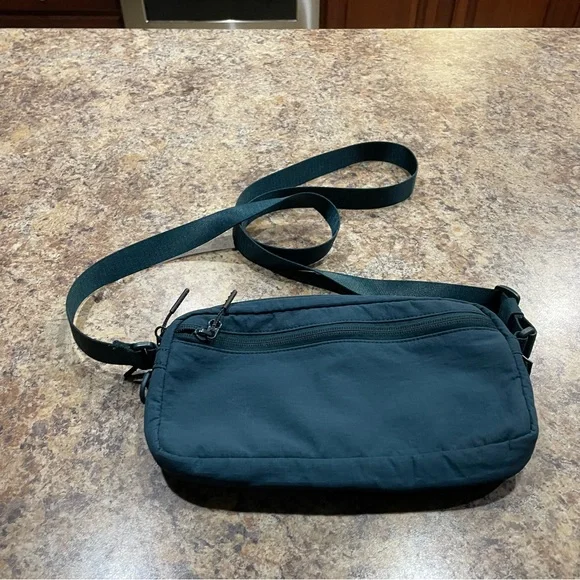 Lululemon Multi-Pocket Crossbody Bag 2.5L - Teal - Picture 6 of 12